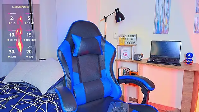 Snapshot of aron_wi chatting on 12.16.25 aron wi online show from 12.16.25