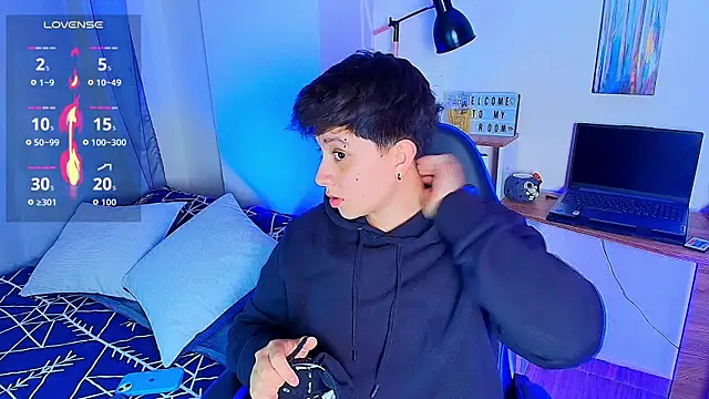 Snapshot of aron_wi chatting on 12.17.25 aron wi online show from 12.17.25