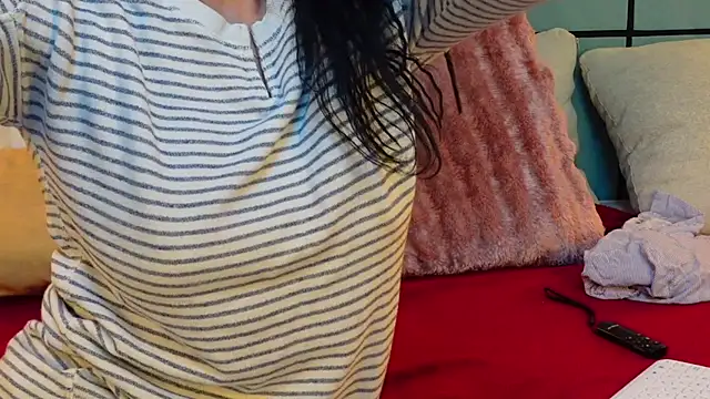Snapshot of SarraRose chatting on 02.09.25 SarraRose online show from 02.09.25