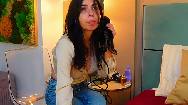 Snapshot of SarraRose chatting on 02.28.25 SarraRose online show from 02.28.25