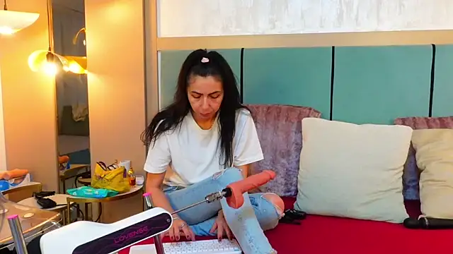 Snapshot of SarraRose chatting on 03.14.25 SarraRose online show from 03.14.25