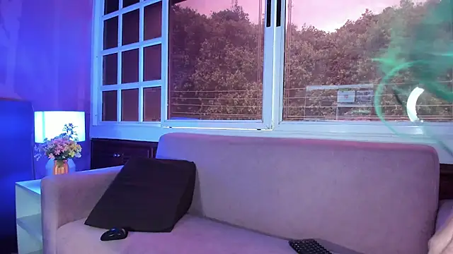 Snapshot of MelaniieRoux chatting on 10.11.25 MelaniieRoux online show from 10.11.25