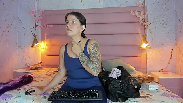 Snapshot of MelaniieRoux chatting on 10.24.25 MelaniieRoux online show from 10.24.25