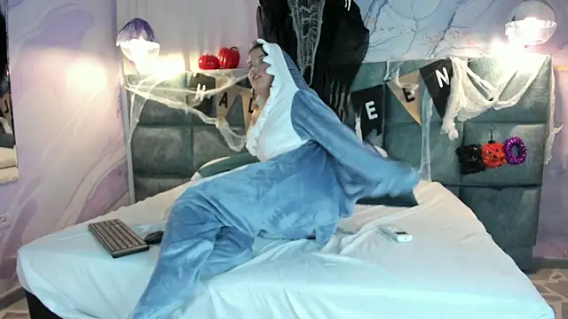 Snapshot of MelaniieRoux chatting on 10.28.25 MelaniieRoux online show from 10.28.25