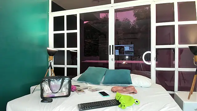 Snapshot of MelaniieRoux chatting on 11.08.25 MelaniieRoux online show from 11.08.25