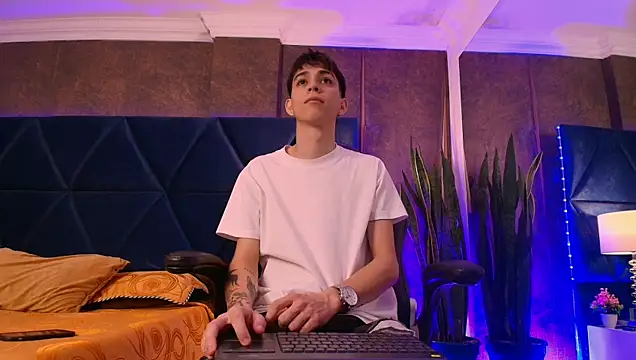 Snapshot of Lion_Foster01 chatting on 12.03.25 Lion Foster01 online show from 12.03.25