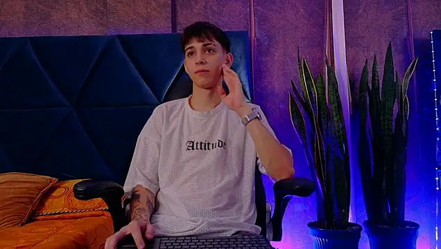 Snapshot of Lion_Foster01 chatting on 12.04.25 Lion Foster01 online show from 12.04.25