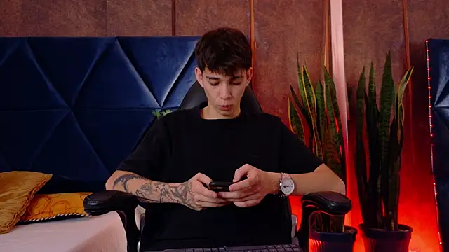 Snapshot of Lion_Foster01 chatting on 12.13.25 Lion Foster01 online show from 12.13.25