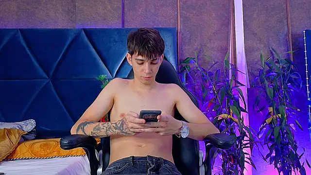 Snapshot of Lion_Foster01 chatting on 12.17.25 Lion Foster01 online show from 12.17.25