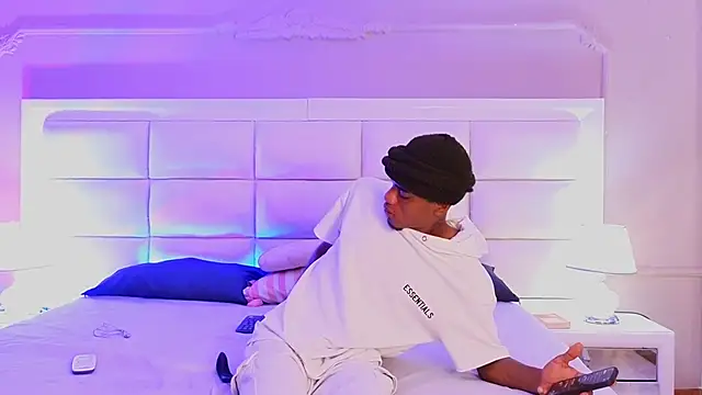 AaronCruz  online show from 04.21.26