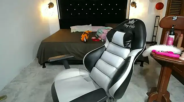 Snapshot of candy_hairy chatting on 01.25.25 candy hairy online show from 01.25.25