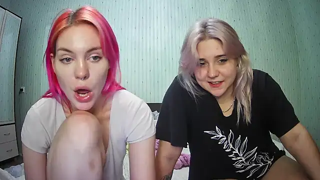 Snapshot of ChrisGirls chatting on 12.29.24 ChrisGirls online show from 12.29.24