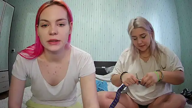 Snapshot of ChrisGirls chatting on 01.04.25 ChrisGirls online show from 01.04.25