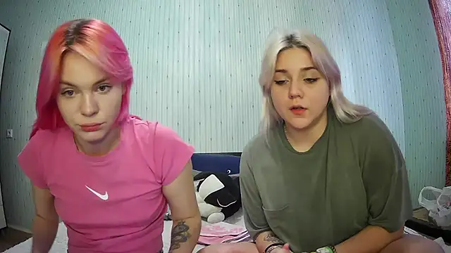 Snapshot of ChrisGirls chatting on 01.12.25 ChrisGirls online show from 01.12.25