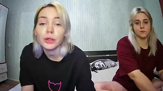 Snapshot of ChrisGirls chatting on 01.21.25 ChrisGirls online show from 01.21.25