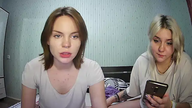 Snapshot of ChrisGirls chatting on 02.02.25 ChrisGirls online show from 02.02.25