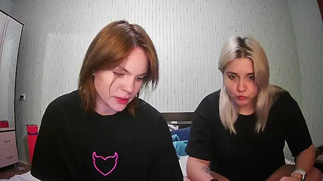 Snapshot of ChrisGirls chatting on 02.06.25 ChrisGirls online show from 02.06.25