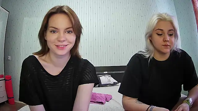 Snapshot of ChrisGirls chatting on 02.18.25 ChrisGirls online show from 02.18.25