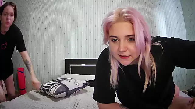 Snapshot of ChrisGirls chatting on 02.19.25 ChrisGirls online show from 02.19.25