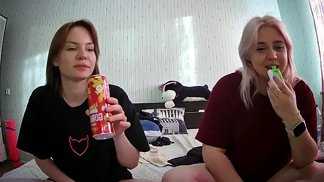 Snapshot of ChrisGirls chatting on 02.20.25 ChrisGirls online show from 02.20.25