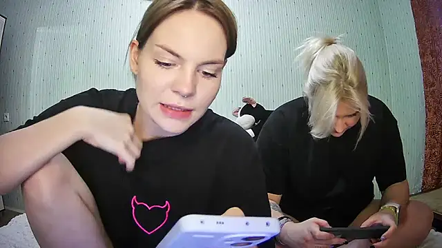 Snapshot of ChrisGirls chatting on 03.02.25 ChrisGirls online show from 03.02.25