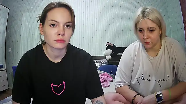 Snapshot of ChrisGirls chatting on 03.04.25 ChrisGirls online show from 03.04.25