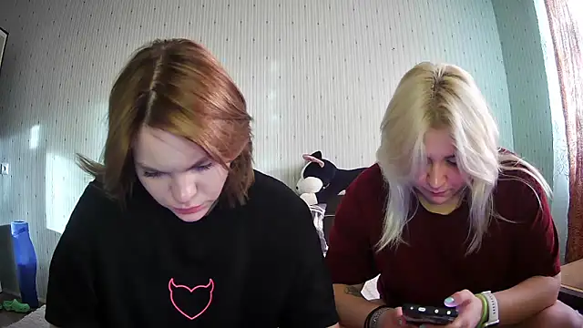 Snapshot of ChrisGirls chatting on 03.06.25 ChrisGirls online show from 03.06.25