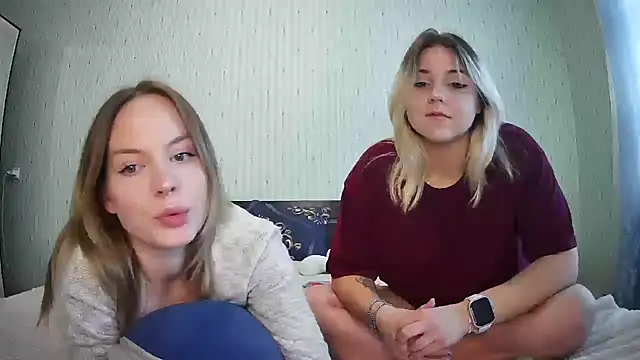 Snapshot of ChrisGirls chatting on 09.30.25 ChrisGirls online show from 09.30.25