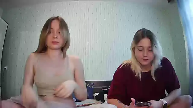 Snapshot of ChrisGirls chatting on 10.01.25 ChrisGirls online show from 10.01.25