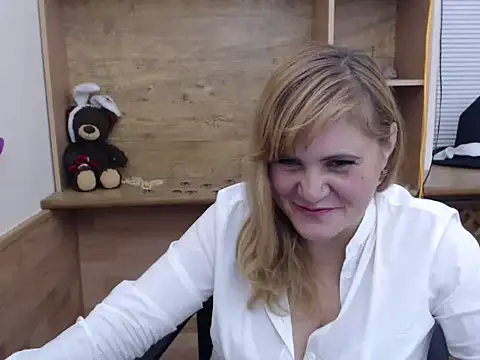 Snapshot of DaniellaKiss chatting on 10.20.25 DaniellaKiss online show from 10.20.25