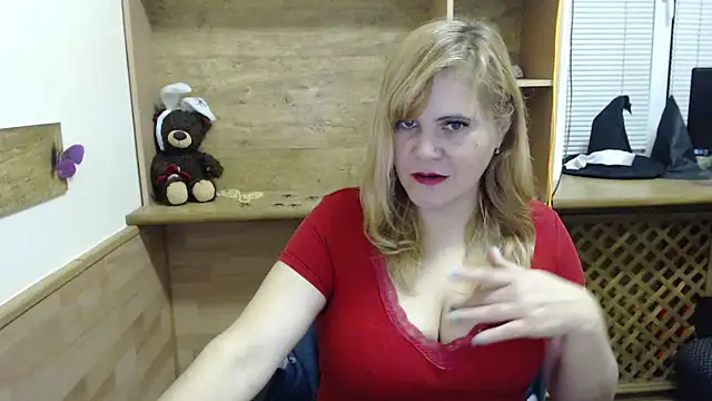 Snapshot of DaniellaKiss chatting on 10.21.25 DaniellaKiss online show from 10.21.25