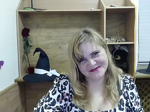 Snapshot of DaniellaKiss chatting on 10.27.25 DaniellaKiss online show from 10.27.25