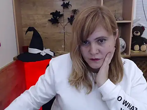 Snapshot of DaniellaKiss chatting on 11.21.25 DaniellaKiss online show from 11.21.25