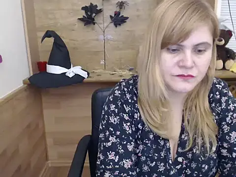 Snapshot of DaniellaKiss chatting on 11.26.25 DaniellaKiss online show from 11.26.25