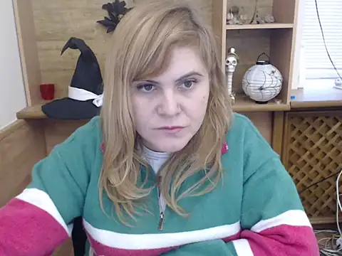 Snapshot of DaniellaKiss chatting on 12.20.25 DaniellaKiss online show from 12.20.25