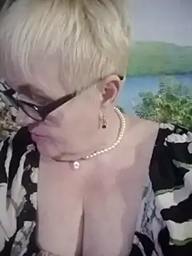 Snapshot of VioletSweet566 chatting on 02.15.25 VioletSweet566 online show from 02.15.25