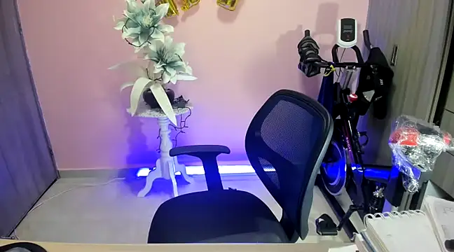 Snapshot of KAROL_MILF chatting on 12.03.24 KAROL MILF online show from 12.03.24