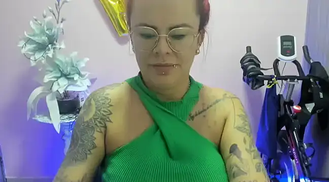 Snapshot of KAROL_MILF chatting on 12.14.24 KAROL MILF online show from 12.14.24