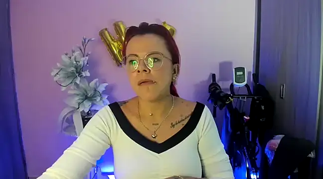 Snapshot of KAROL_MILF chatting on 12.18.24 KAROL MILF online show from 12.18.24