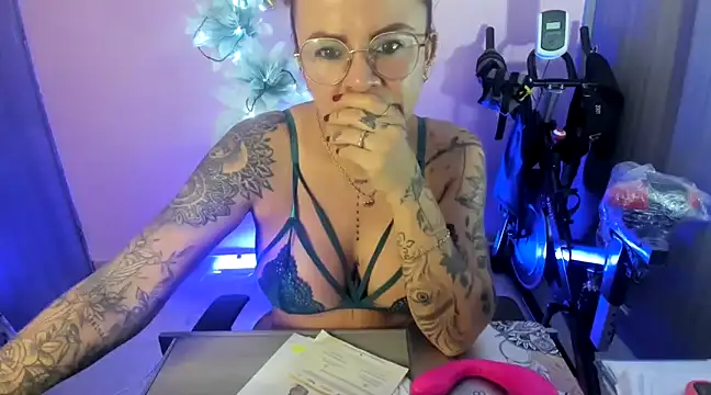 Snapshot of KAROL_MILF chatting on 12.19.24 KAROL MILF online show from 12.19.24