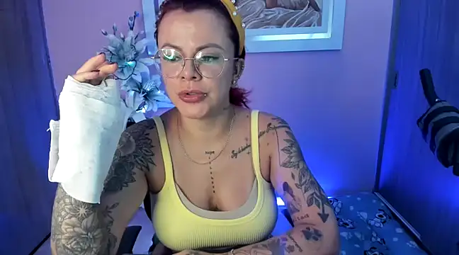 Snapshot of KAROL_MILF chatting on 01.26.25 KAROL MILF online show from 01.26.25