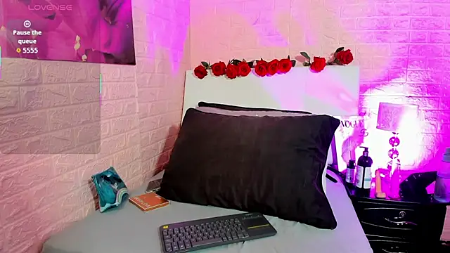 LYAA COLLINS  online show from 01.06.26