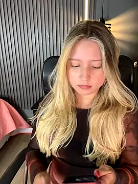 Snapshot of MiaPetit_ chatting on 09.12.25 MiaPetit  online show from 09.12.25