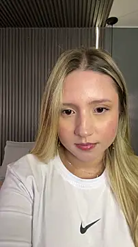 Snapshot of MiaPetit_ chatting on 12.04.25 MiaPetit online show from 12.04.25