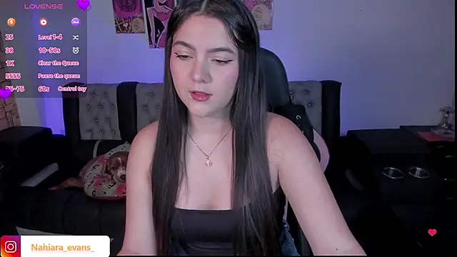 NahiaraEvans  online show from 12.21.24