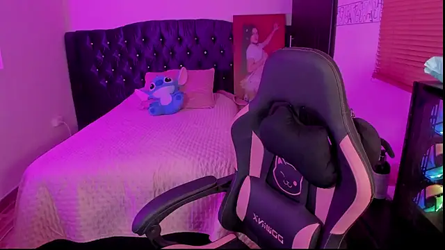 NahiaraEvans  online show from 02.19.25