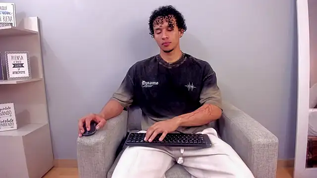 Snapshot of Dominick_star chatting on 11.28.25 Dominick star online show from 11.28.25