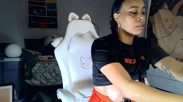 loveluna8 online show from 02.04.25