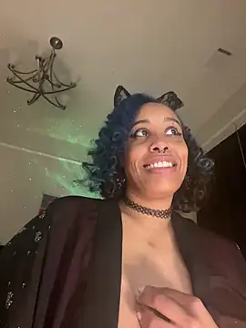 loveluna8 online show from 10.14.25