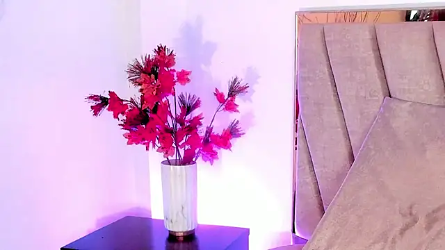 HollyHudsonn online show from 12.04.24